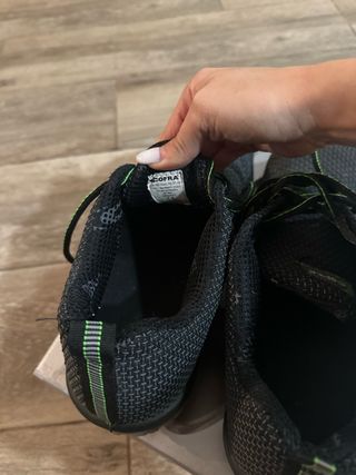 Zapatos de seguridad COFRA negros y verdes