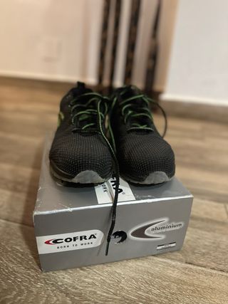 Zapatos de seguridad COFRA negros y verdes