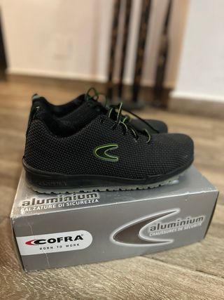 Zapatos de seguridad COFRA negros y verdes