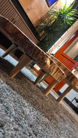 Mesita de madera rústica