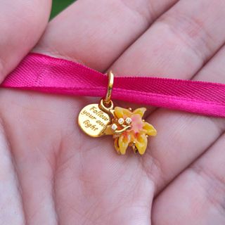 CHARM ENREDADOS FLOR AMARILLA