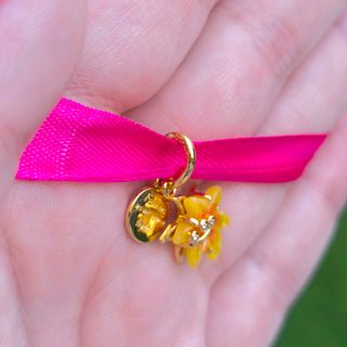 CHARM ENREDADOS FLOR AMARILLA