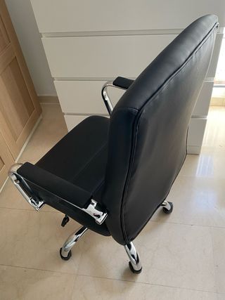 Silla de oficina giratoria negra