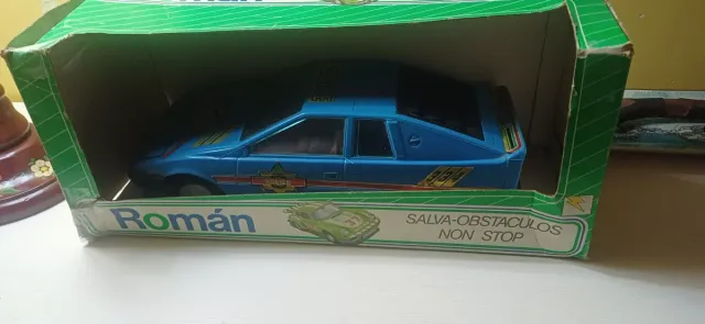 Macchinina giocattolo blu Román