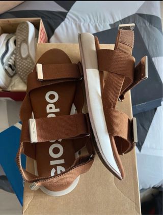 Chanclas Marrones y Blancas