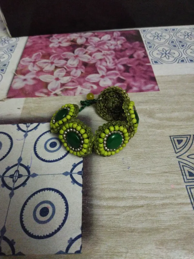 Pulsera de cuerda y piedra verde