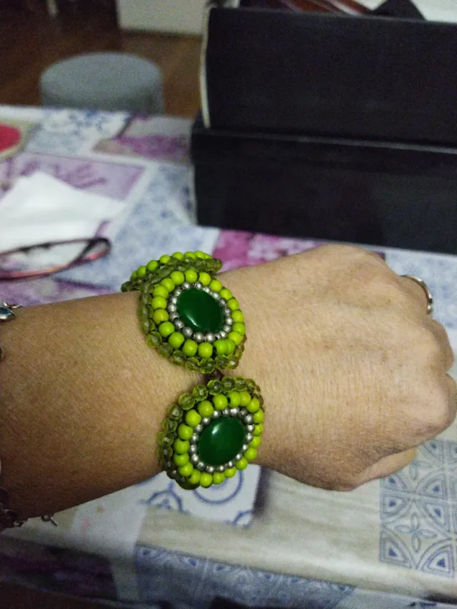 Pulsera de cuerda y piedra verde