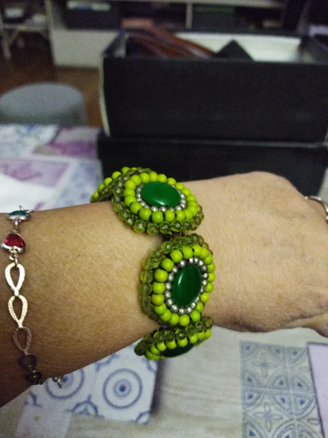 Pulsera de cuerda y piedra verde
