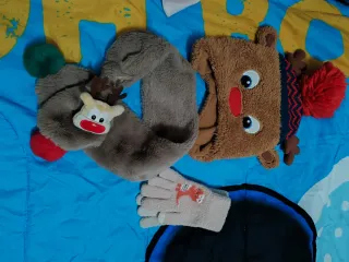 Bufanda, gorro y guantes de reno para niño