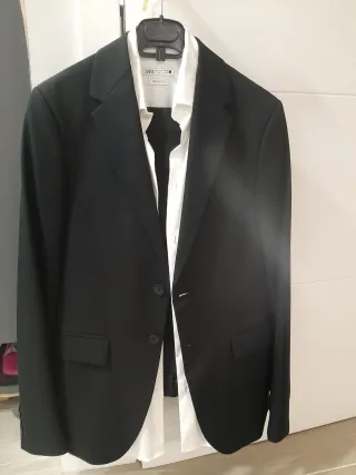 Traje Zara Negro y Camisa Blanca para 16 años.