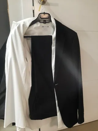 Traje Zara Negro y Camisa Blanca para 16 años.