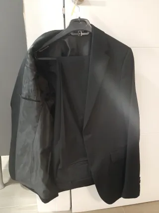 Traje Zara Negro y Camisa Blanca para 16 años.