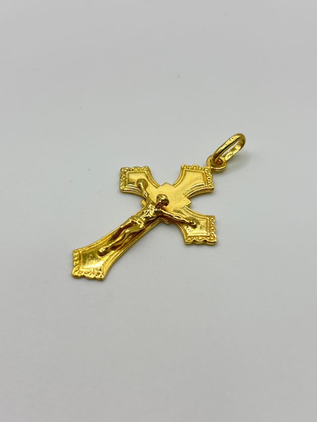 Cruz de oro 18k. Peso: 4.72 gr.