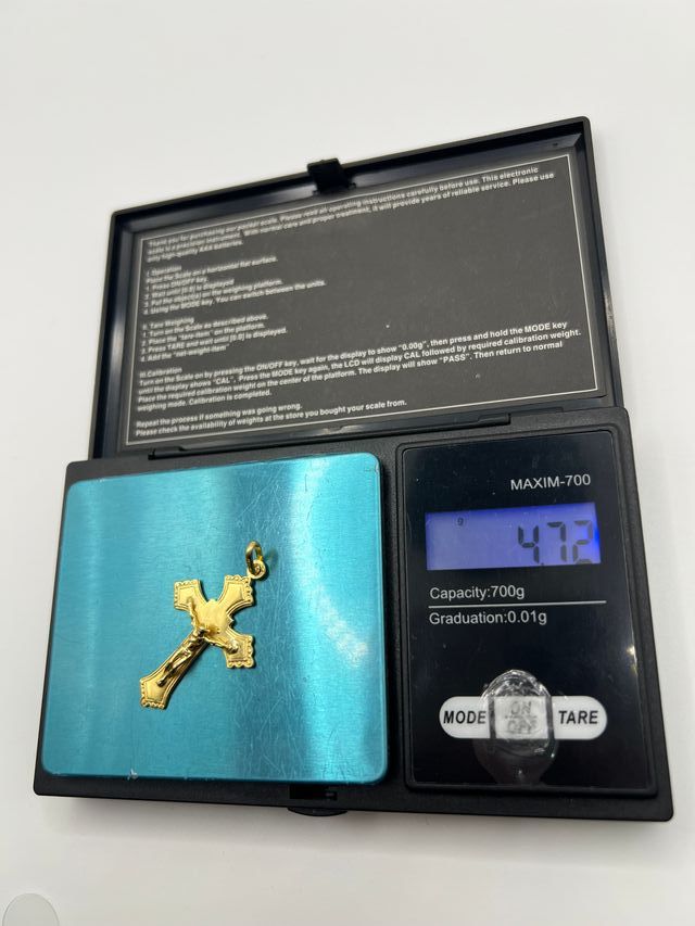 Cruz de oro 18k. Peso: 4.72 gr.