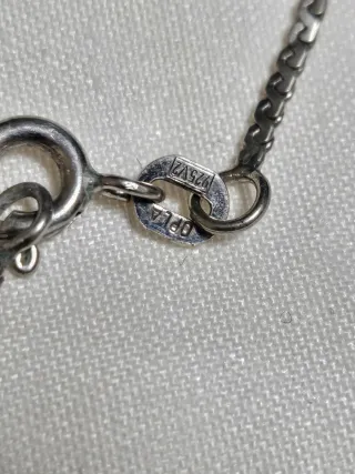 Collar de plata con colgantes