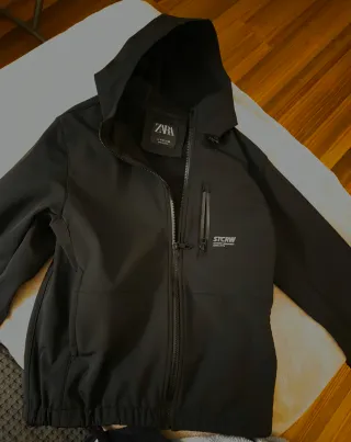 Cazadora Zara impermeable con capucha 11-12 años