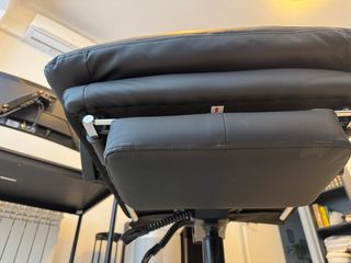 Silla de oficina Naspaluro con reposapiés