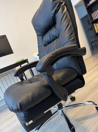 Silla de oficina Naspaluro con reposapiés