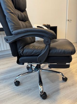 Silla de oficina Naspaluro con reposapiés