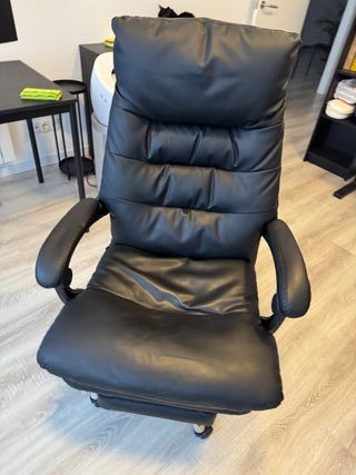 Silla de oficina Naspaluro con reposapiés