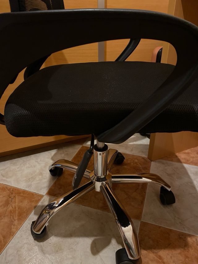 Silla de oficina ergonómica negra