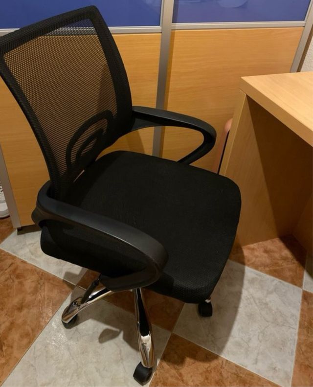 Silla de oficina ergonómica negra