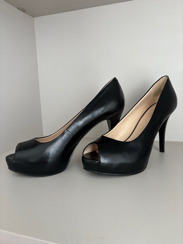 Zapatos tacón negros punta abierta