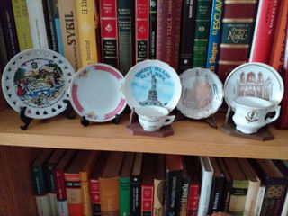 5 platitos de porcelana con soportes