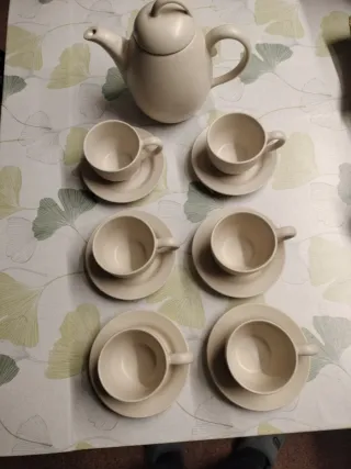 Tetera con 6 tazas y platillos de cerámica