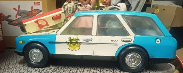 Antico giocattolo auto della polizia