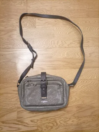 Bolso bandolera Desigual gris y plateado