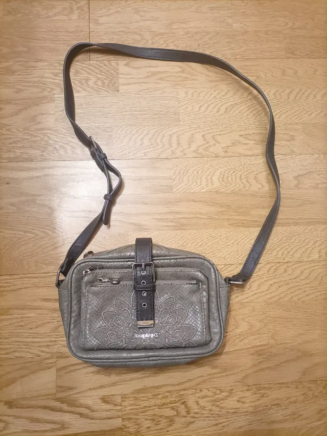 Bolso bandolera Desigual gris y plateado