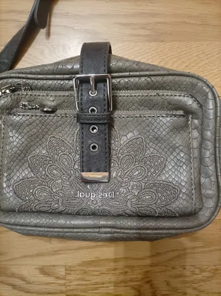 Bolso bandolera Desigual gris y plateado