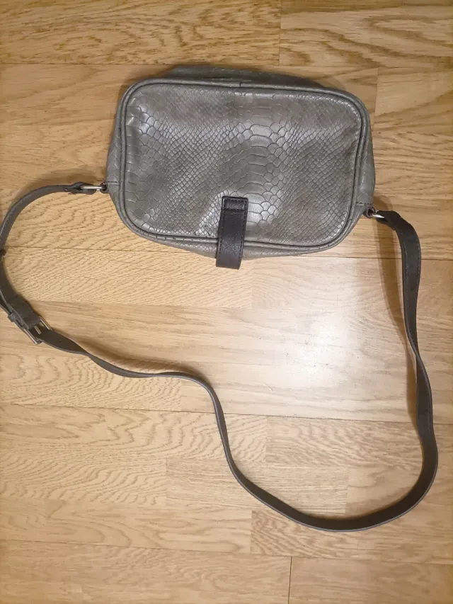 Bolso bandolera Desigual gris y plateado