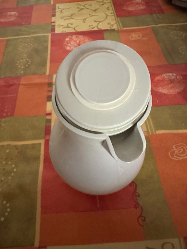 Jarra termo blanca de plástico