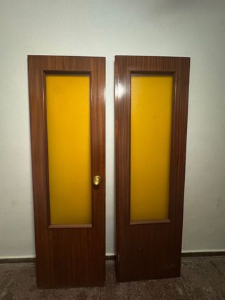 Puertas dobles madera y cristal amarillo