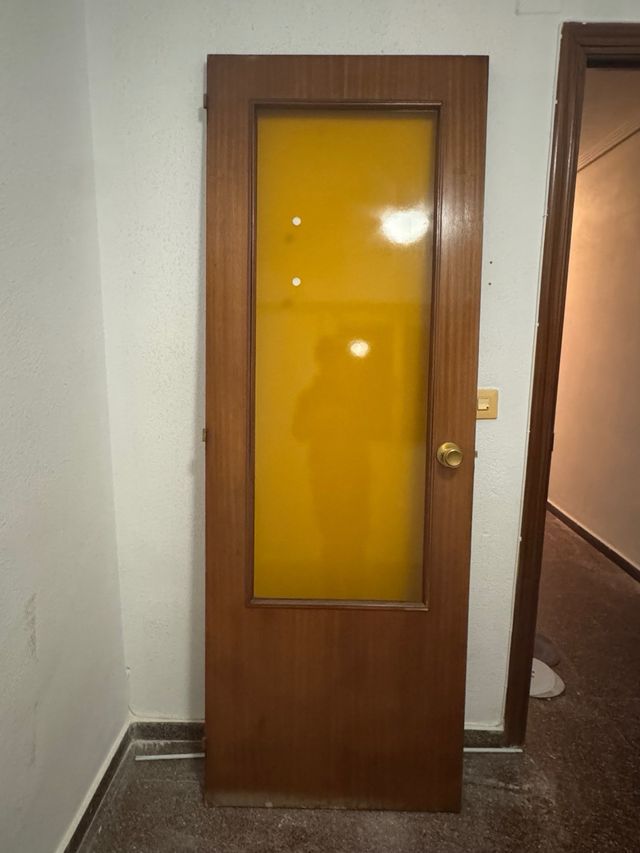 Puertas dobles madera y cristal amarillo