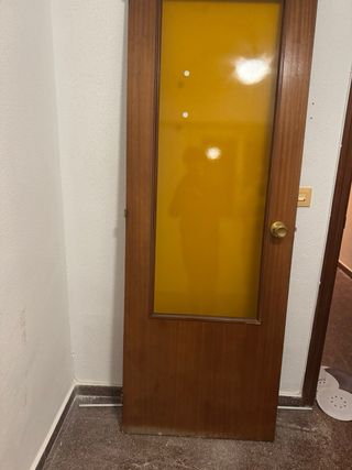 Puertas dobles madera y cristal amarillo