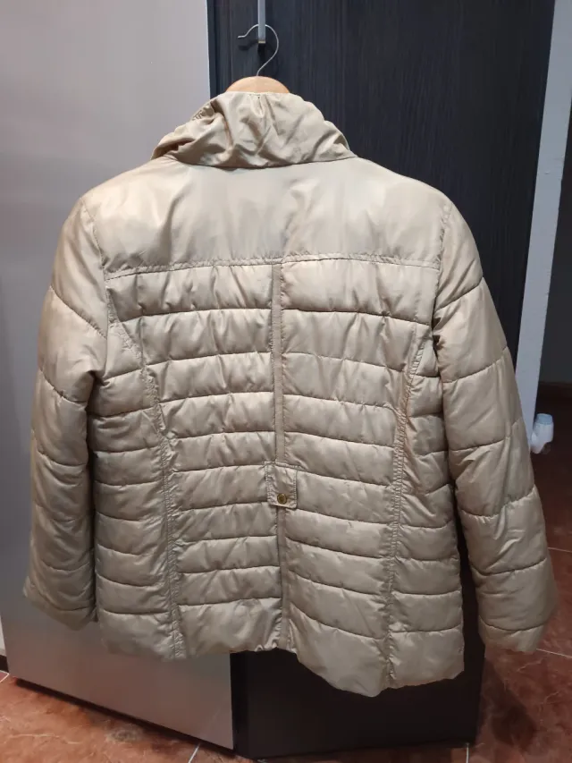 Cazadora acolchada mujer beige