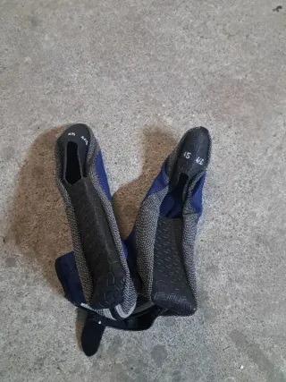 Cubrebotas azules y grises