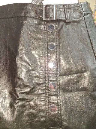 Mini falda efecto piel Bershka