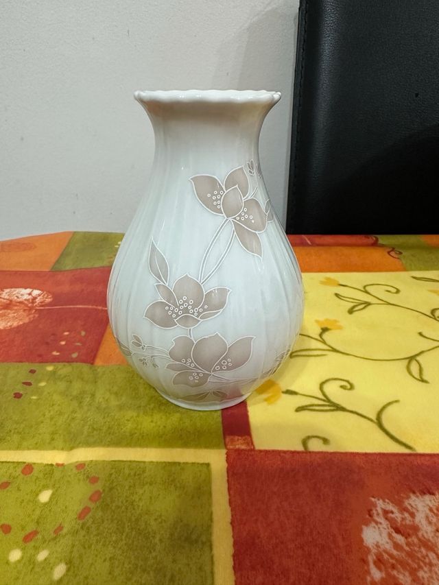 Jarrón porcelana beige y blanco floral