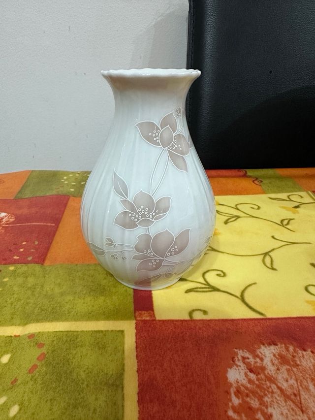 Jarrón porcelana beige y blanco floral