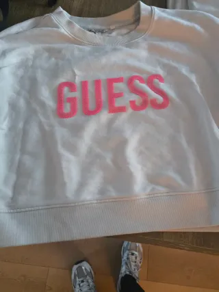Sudadera Guess Blanca con Logo Rosa