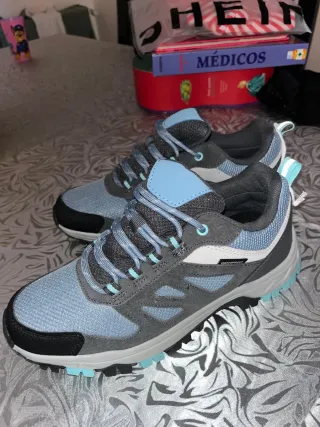 Zapatillas deportivas azules y grises