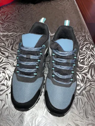 Zapatillas deportivas azules y grises