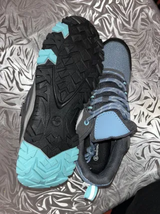 Zapatillas deportivas azules y grises