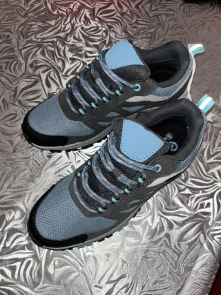 Zapatillas deportivas azules y grises