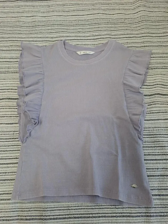 Camiseta lila con volantes