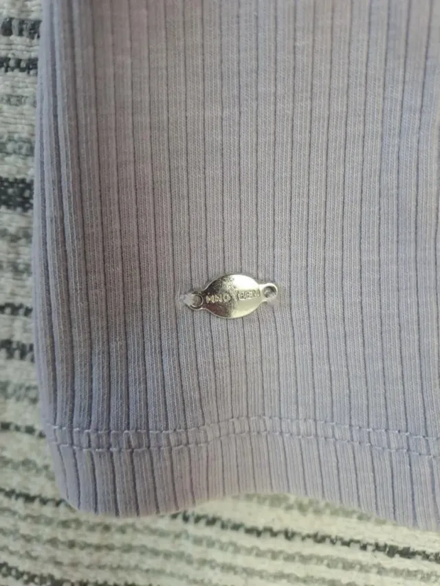 Camiseta lila con volantes